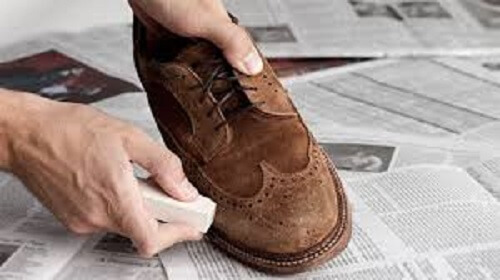 Dùng tẩy bút chì, hoặc gôm để xóa các vết bẩn trên giày